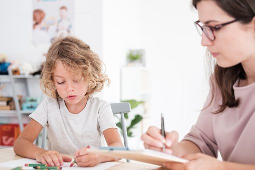 Au-delà des notes : Ce que cachent vraiment les difficultés scolaires de votre enfant